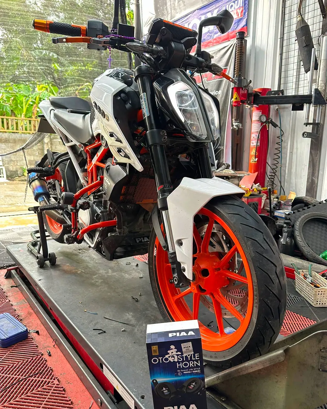KTM Duke on the MotoNorte service lift with a PIAA horn ready to install