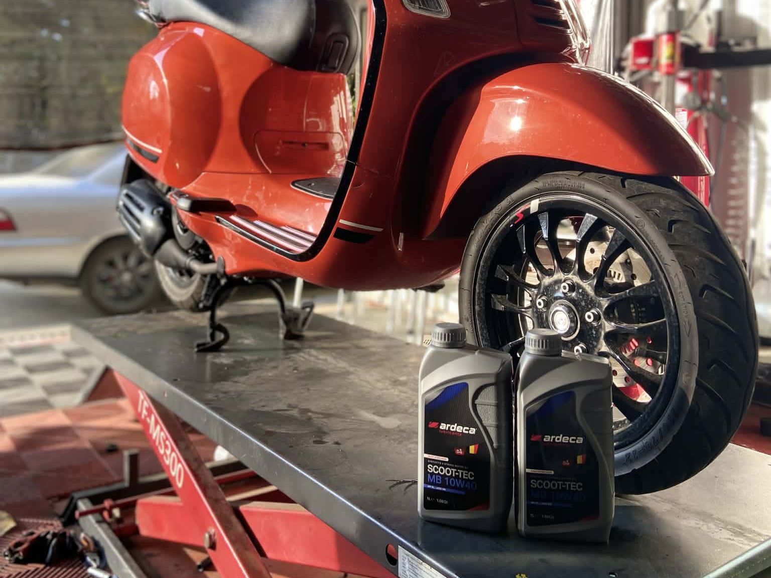 Vespa on the MotoNorte lift during a preventive maintenance service