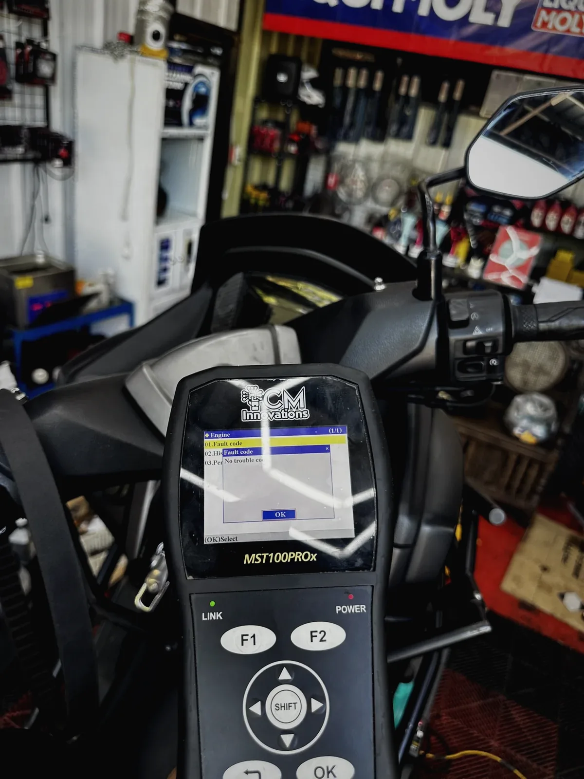 MotoNorte technician scanning fault codes on a motorcycle